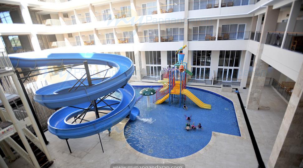  Tampilan kolam renang laut biru resort hotel